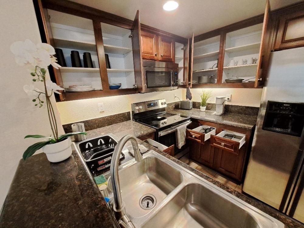 Vacation Two Bedroom La Jolla Luxury Condo Apartment *